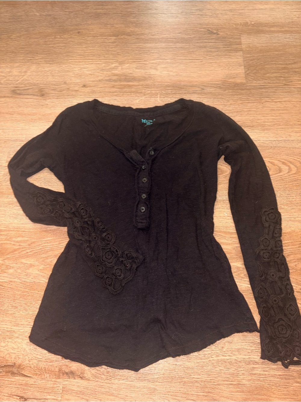 MUDD Womens Black Long-Sleeve Henley Top with Lace Sleeve Detail vintage y2k